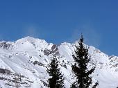 29 Pizzo Tre Confini con folate di neve sulle cime